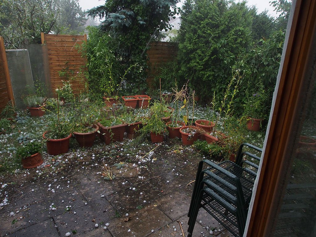 Von Hagel zerstörte Terrasse